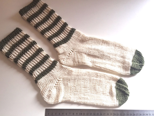 Ringel-Socken aus Baumwolle-Gemisch (Anleitung)