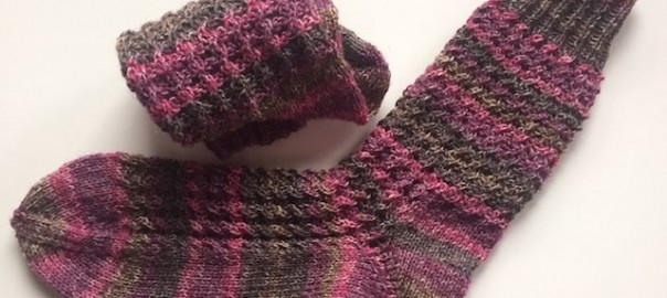 Socken im Rosenzoepfchen-Muster