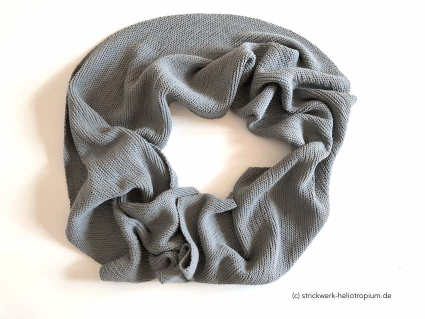 Diagonal gestrickter Schal aus Baumwoll-Mix – Gratisanleitung
