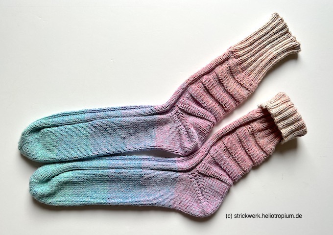Feine wollfreie Socken aus Farbverlaufsgarn „Einhornhuf“